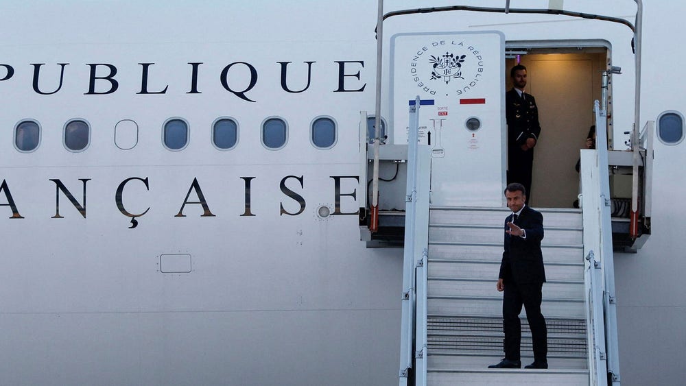Evakueringsflyg landar i Nya Kaledonien – Macron på väg