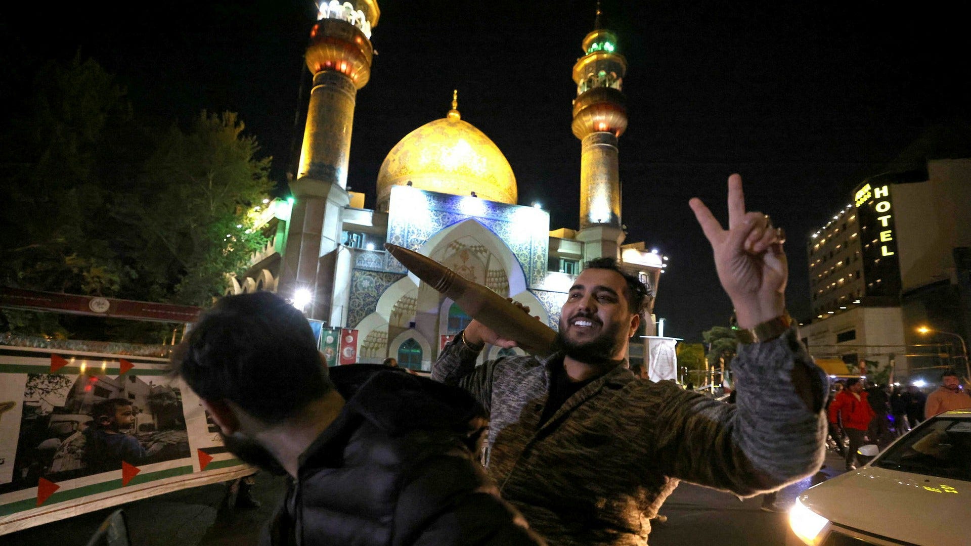 Demonstranter i Teheran firar helgens anfall på Israel.