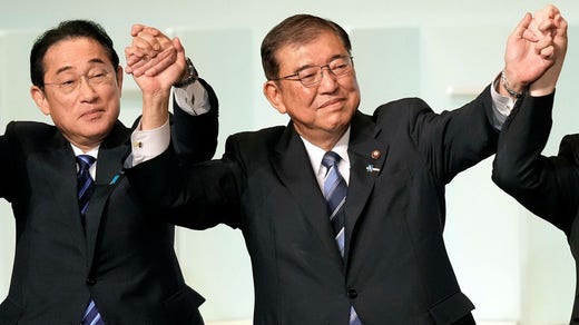 Shigeru Ishiba, a destra, subentra come Primo Ministro del Giappone al uscente Fumio Kishida, a sinistra.