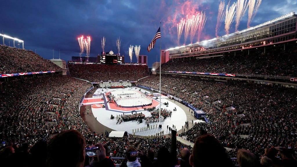 94 751. Så många åskådare var på plats för att bevittna utomhusmatchen mellan Columbus och Detroit. Familjen till avlidne NHL-stjärnan Johnny Gaudreau ledde Columbus in på hemmastadion.