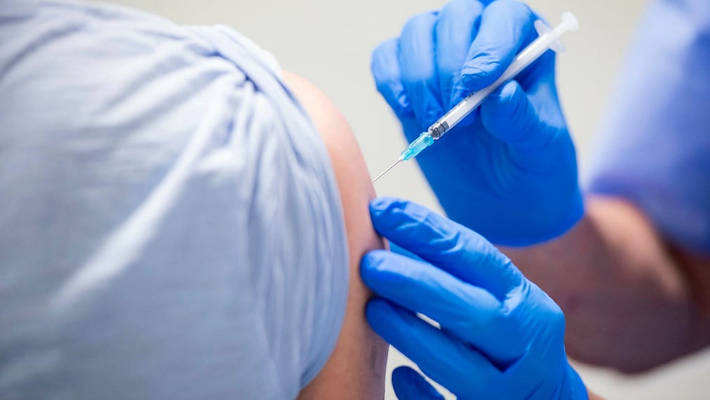 Trots regeringens uppskjutna nationella vaccineringsmål ser det ljusare ut för flera regioner.