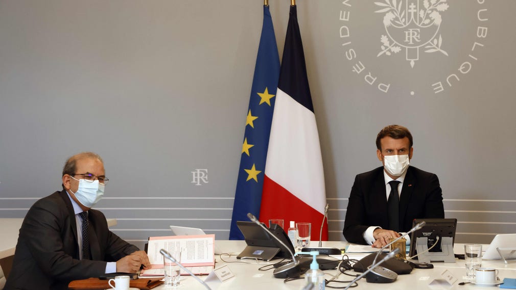 Det finns en väg framåt: Mohammed Moussaoui från CFCM och president Macron skriver under avtalet om islam i Frankrike.