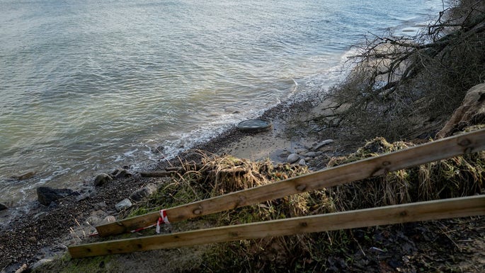 Det som kallats landets finaste strand, Knäbäckshusen utanför Simrishamn, förstördes i stormen Babet i februari. Och det är bara början, varnar insändarskribenten.