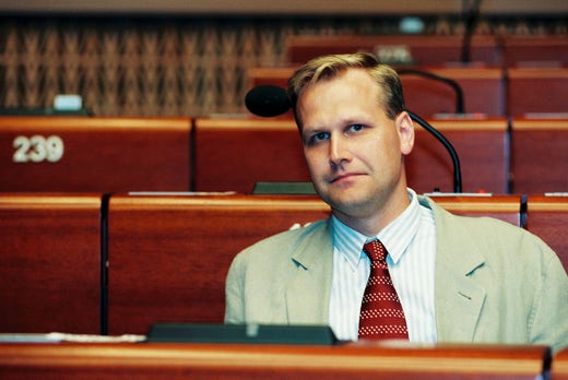 Jonas Sjostedt (5°) è stato eletto al Parlamento dell'Unione Europea per la prima volta nel 1995, quando la Svezia è entrata nell'Unione Europea. In una foto scattata alla fine degli anni '90 lo si vede durante una seduta a Strasburgo.