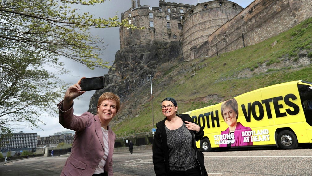 Skottlands försteminister Nicola Sturgeon tar en selfie tillsammans med en supporter för hennes parti SNP.