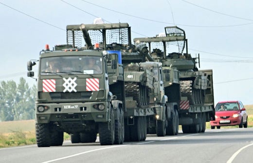 Veicoli militari russi trasportano attrezzature su un'autostrada a Sodja dopo i raid ucraini.