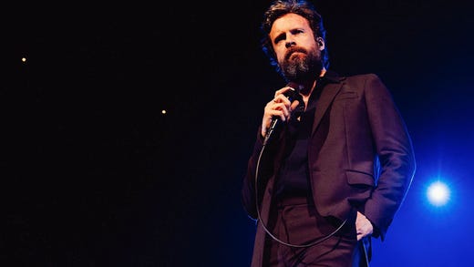 Under konserterna lever Josh Tillman ut sina religiösa neuroser. Han pratar, predikar och framstår som någon slags larger than life-karaktär.