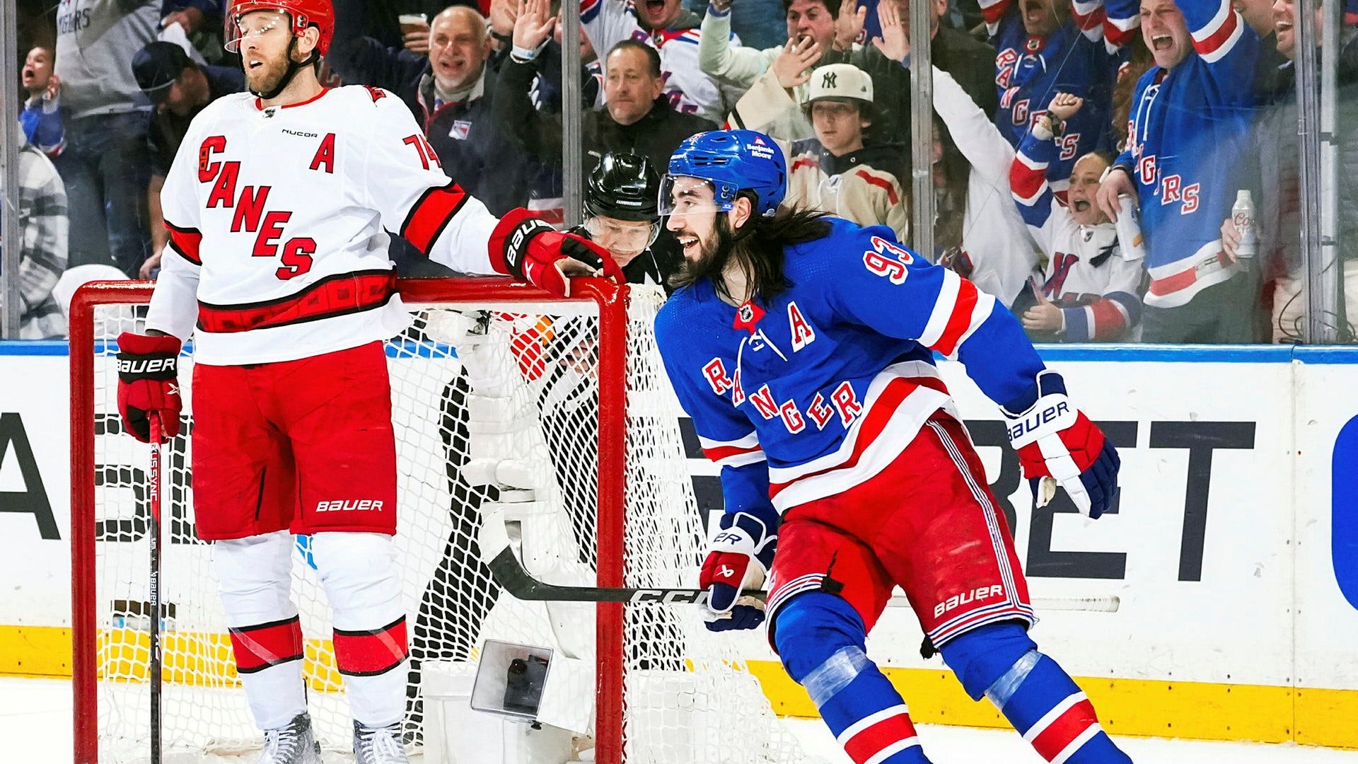 New York Rangers och lagets svenske storspelare Mika Zibanejad fortsätter att rada upp segrar i NHL-slutspelet. I första kvartsfinalen slogs Carolina tillbaka med 4–3.