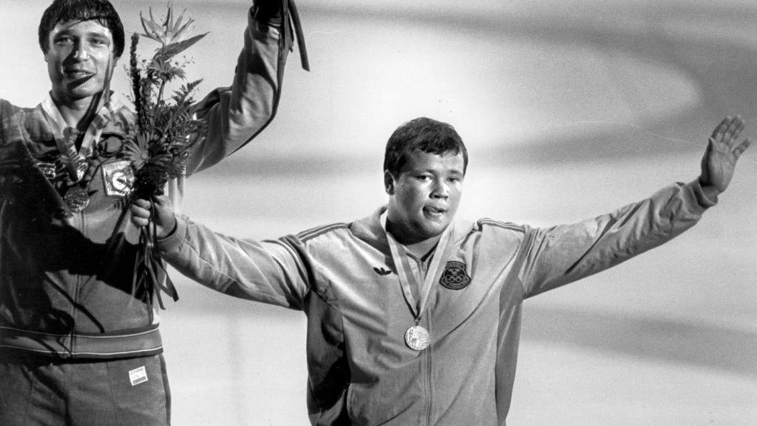 Tomas Johansson med sitt OS-silver 1984. Brottaren fråntogs medaljen efter att ha testats positivt för anabola steroider.