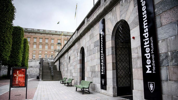 Under riksplan bör ett besökscentrum för riksdagen kombineras med ett nytt museum med befintliga fornminnen för att åskådliggöra det svenska rikets framväxt, anser insändarskribenten.