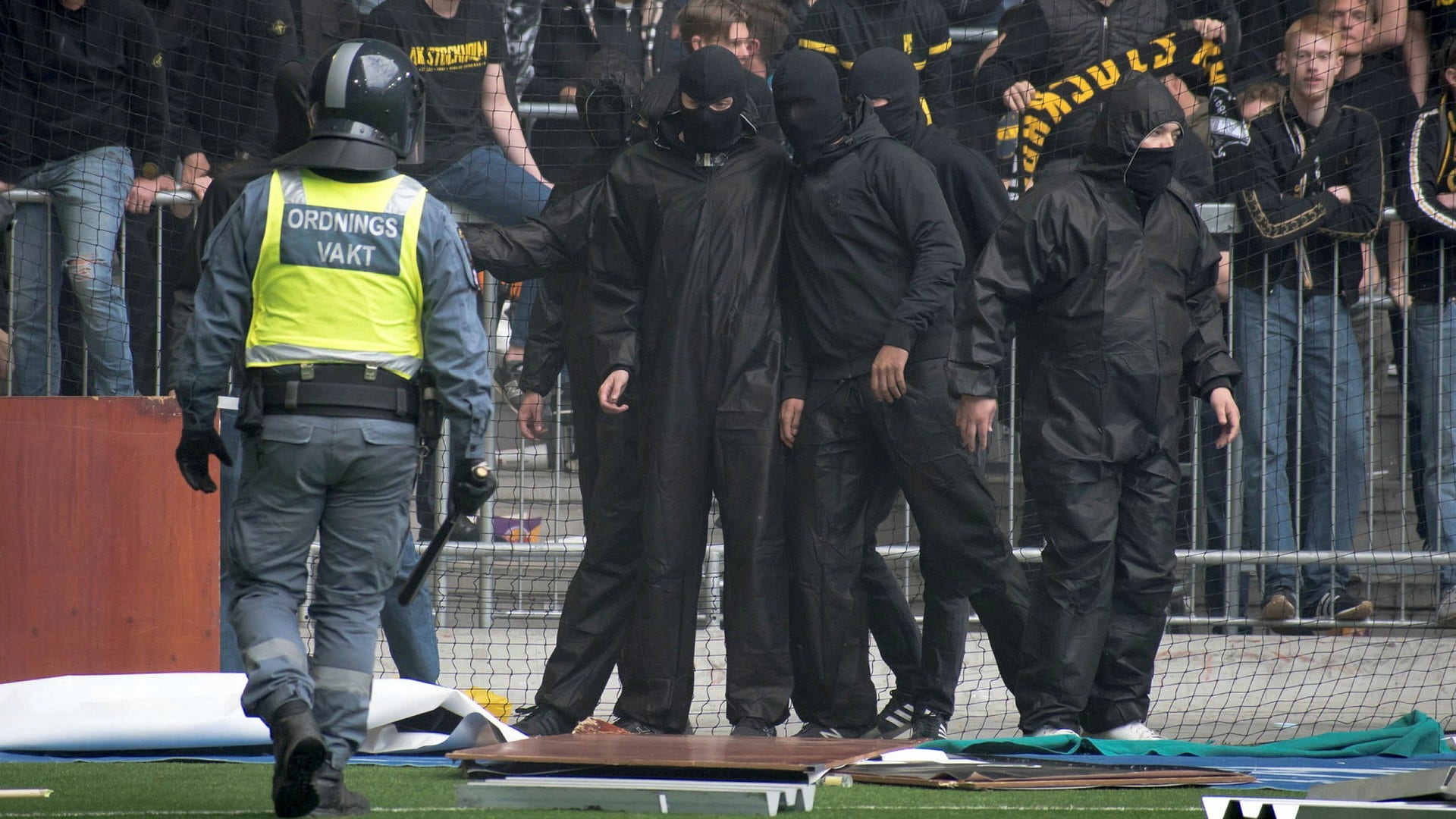 Anhängare till AIK planerade att stoppa förra årets vårderby mot Djurgården flera dagar i förväg, enligt gruppchattar som polisen har kommit över. Den 17 maj får 16 personer sin dom för delaktighet i kravallerna. Fem av dem misstänks för anstiftan till våldsamt upplopp.