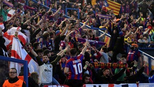 Barcelona-klacken på Parc des Princes. Nu straffas klubben.