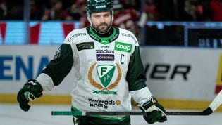 Mikael Wikstrand fick vara med och vinna SM-guld med Färjestad 2022, innan en skada nu definitivt sätter stopp för karriären. Arkivbild.