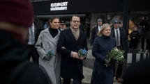 Kronprinsessparet samt statsministern la ner blommor bredvid offrens ljuslyktor under torsdagens ceremoni.
