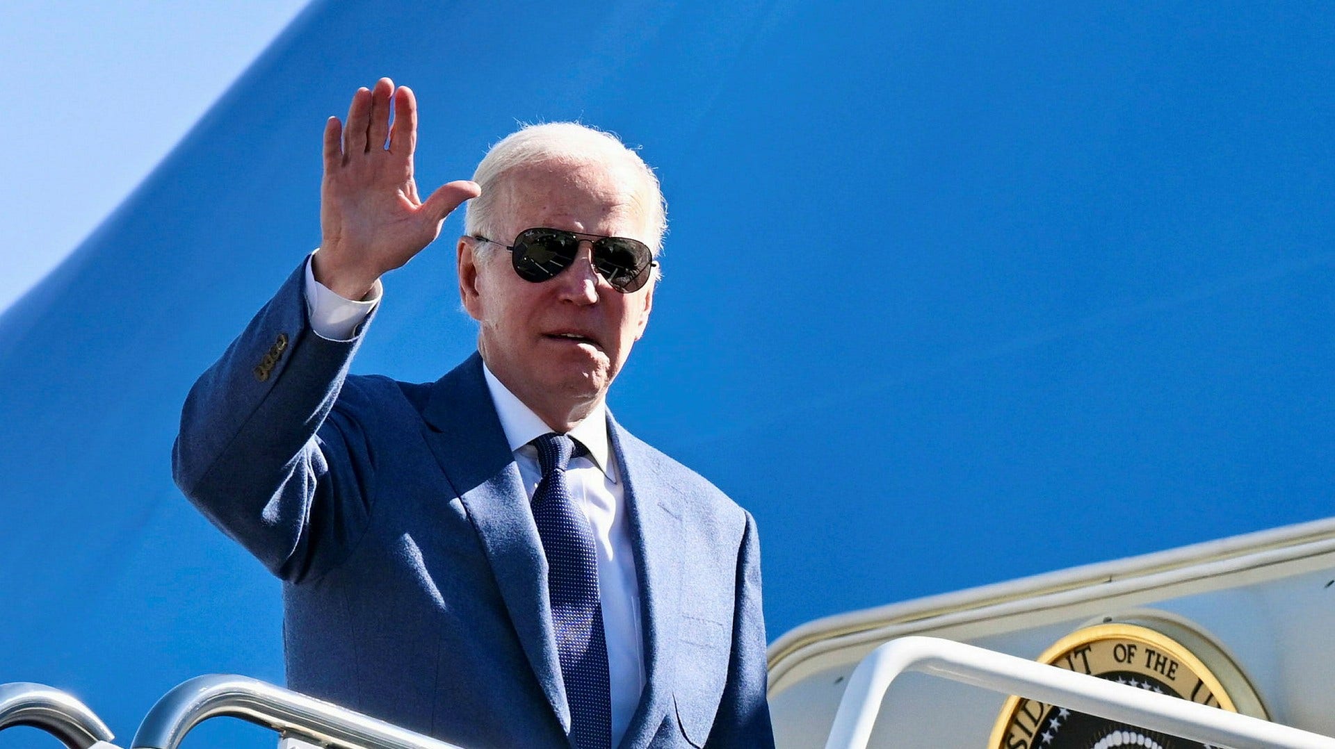 USA:s president Joe Biden går ombord Air Force One för att flyga till Belfast.