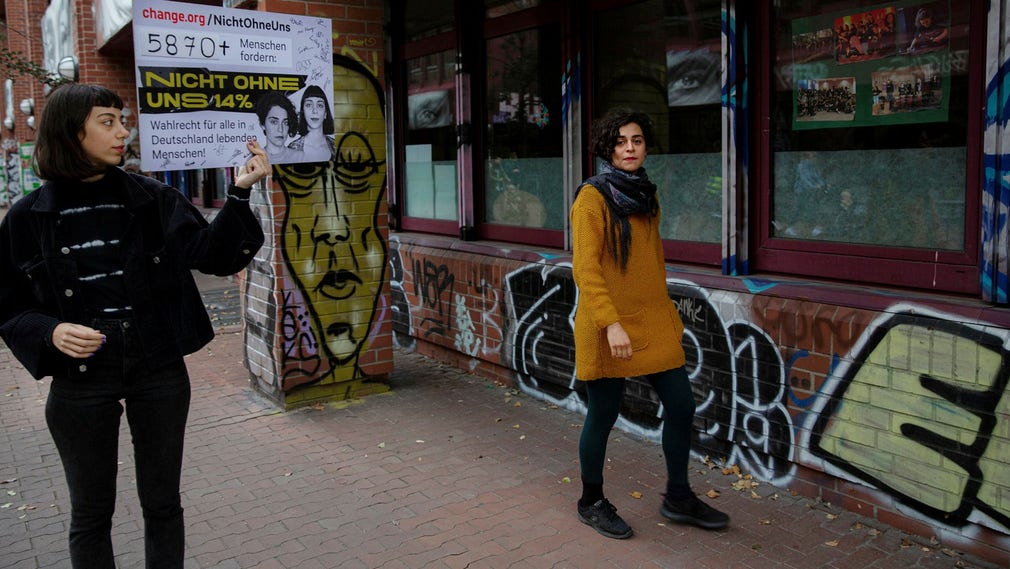 Berlinborna Azadeh Ataei och Sanaz Azimipour vill att även invånare som saknar medborgarskap ska kunna rösta i tyska val.