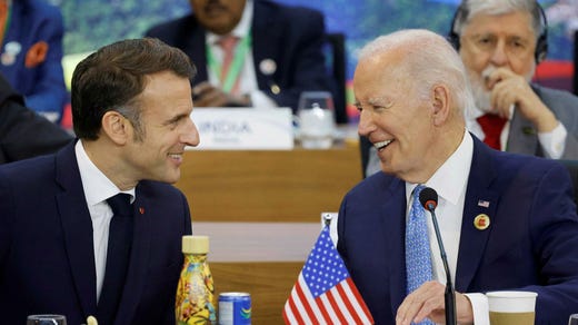 Frankrikes president Emmanuel Macron och avgående president Joe Biden vid G20-mötet.