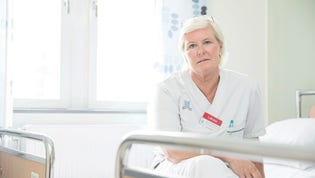 Karin Pettersson är ett känt ansikte inom förlossningsvården i hela Sverige. Att hon nu fått sparken av Karolinska universitetssjukhuset har väckt starka reaktioner. ”Människor hör av sig hela tiden”, säger Karin Pettersson.