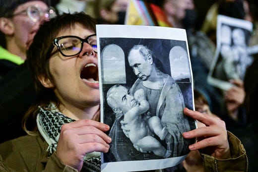 Calin Georgescu porträtterades som Putins barn vid en protest i Bukarest denna vecka.