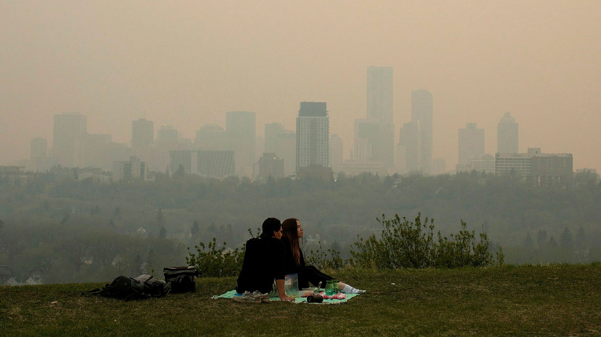 Brannene har forverret luftkvaliteten i både Canada og nabolandet USA, og røykdisen er tykk her over Edmonton i Alberta.