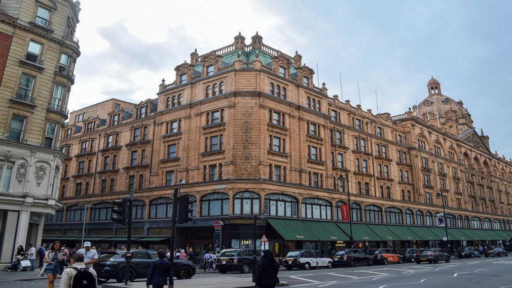 Skandalen kring den tidigare ägaren av varuhuset Harrods växer.