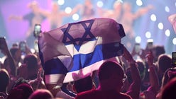 Israels flagga i publiken under Eurovision song contest i Liverpool i fjol. I årets final i Malmö under kommande vecka bör inte Israel få delta, anser insändarskribenten.
