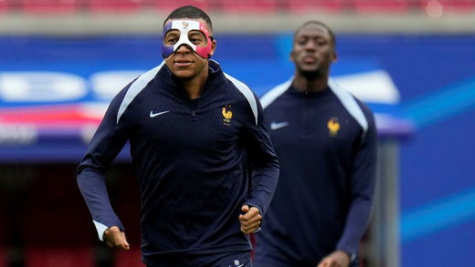 Kylian Mbappé - con maschera - nell'allenamento di giovedì.