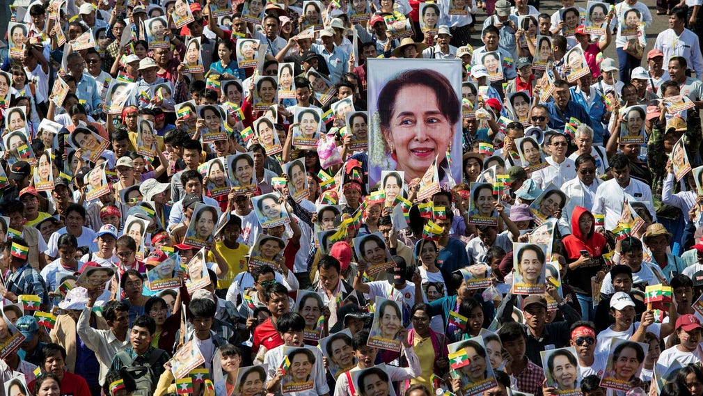 2019 åkte Aung San Suu Kyi till internationella domstolen i Haag och försvarade militärens brutala behandling av den muslimska minoriteten rohingyer. Hon fick stort stöd av majoritetsfolket i Myanmar.
