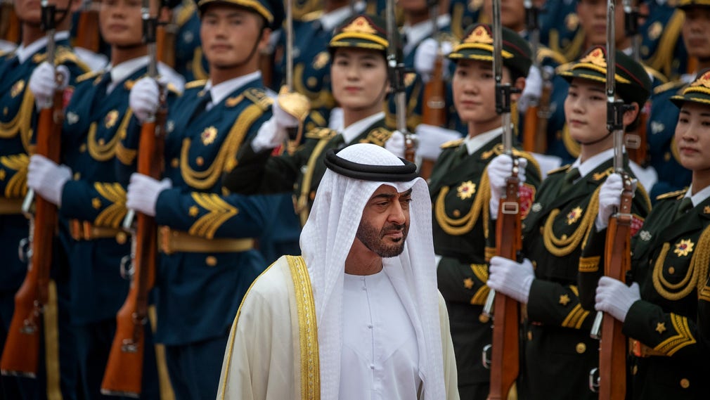 Kronprins Mohammed bin Zayed under en välkomstceremoni vid ett möte med Kinas ledare Xi Jinping i Peking 2019.