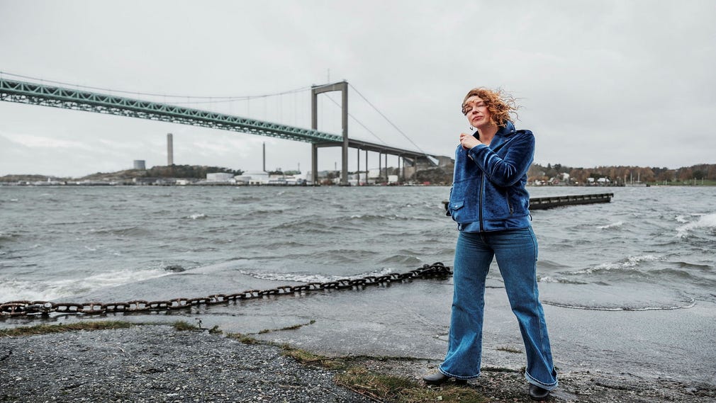 Vid havet känner sig Josefin Neldén hemma och trygg. Här står hon med Älvsborgsbron och 20 sekundmeter i ryggen.