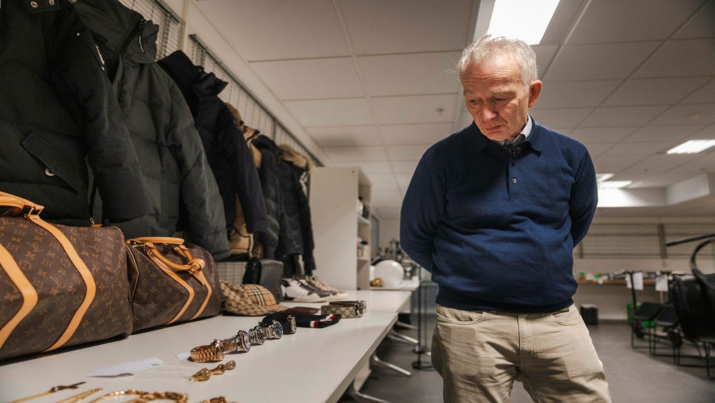 Johannes Paulson har tidigare visat upp Kronofogdens ”skattkammare” där de förvarar beslagtagna saker som ska auktioneras ut.