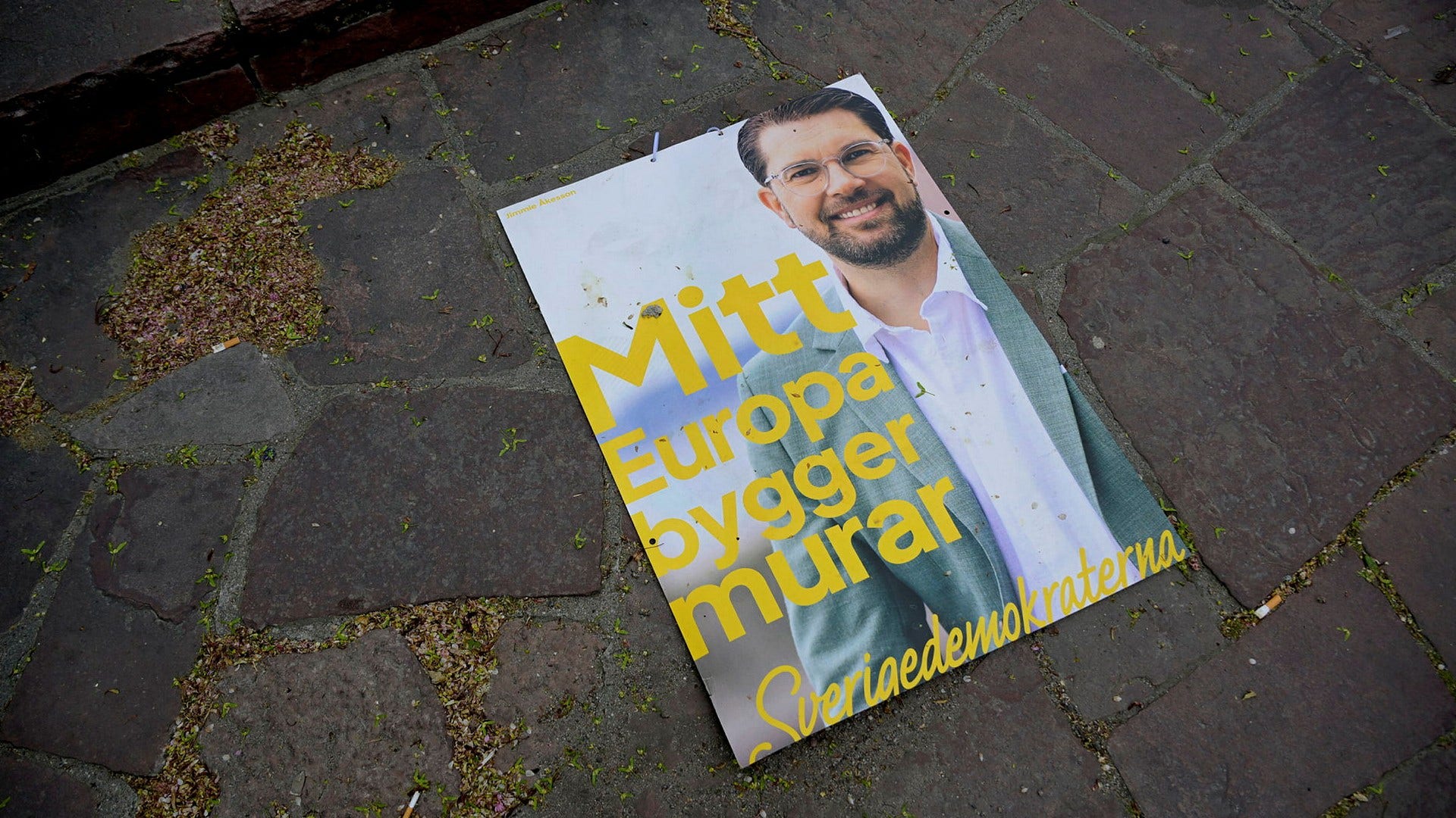 Nedfallen valaffisch med SD-ledaren Jimmie Åkesson inför EU-valet den 9 juni.