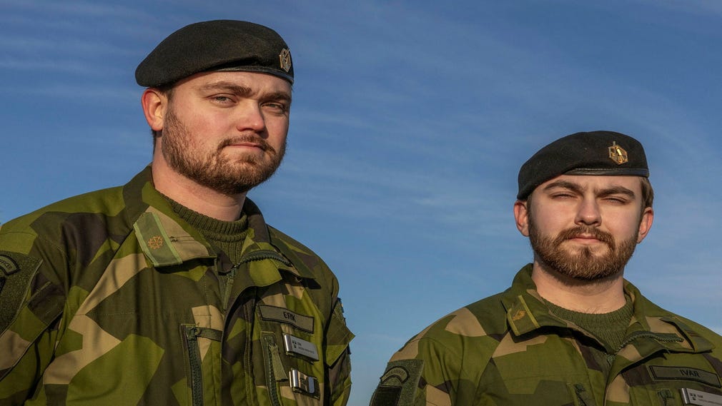 Soldaterna Albin och Ivar är två av de 550 svenskar som utgör Sveriges första bidrag till den Natostyrka som ska hindra Ryssland från att röra sig mot Lettland.