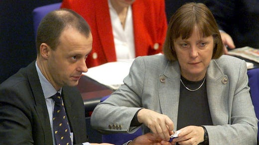 Friedrich Merz bjuder Angela Merkel på godis under en debatt i förbundsdagen år 2000.