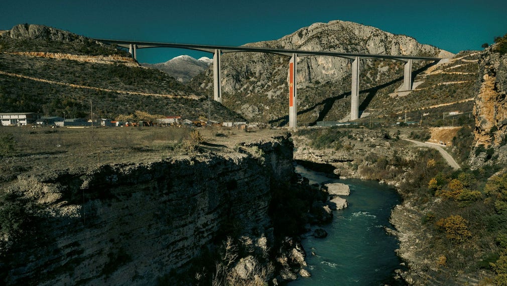 En modern motorväg i Montenegro, byggd med hjälp av kinesiska lån.