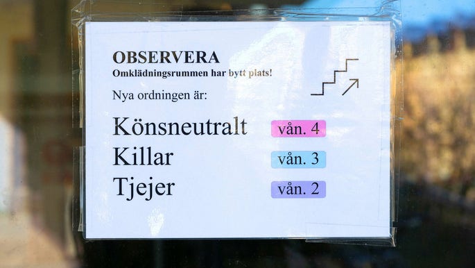 Så här, som på en skola i Stockholm, ska inte gymanläggningar behöva göra, anser insändarskribenten. Riksdagen ska rösta om den nya könslagen på onsdag.