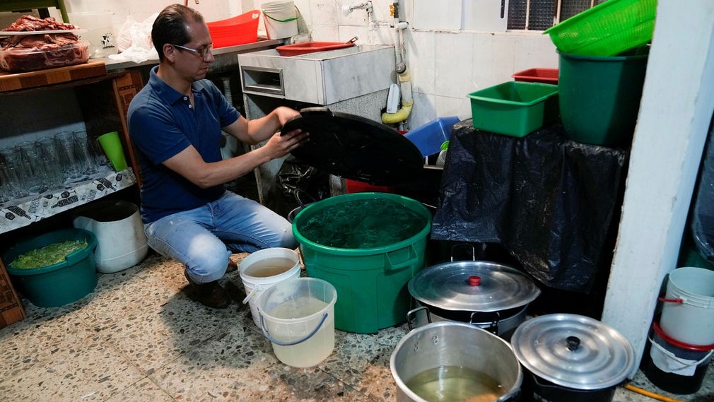 Luis Soler hade förberett med vatten för att kunna hålla öppet sin restaurang på lördagen.