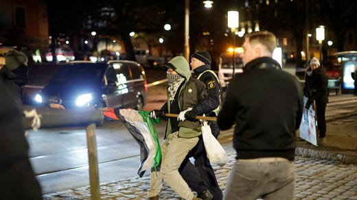 En man filmade evakueringen av lägret och många av demonstranterna på nära håll. Vid flera tillfällen uppstod konfrontationer mellan honom och demonstranter.