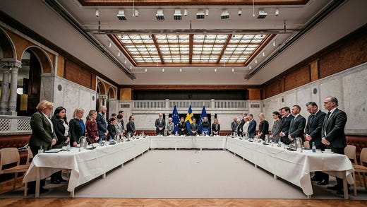 Ένα σιωπηλό λεπτό πριν από τη συνάντηση της κυβέρνησης.