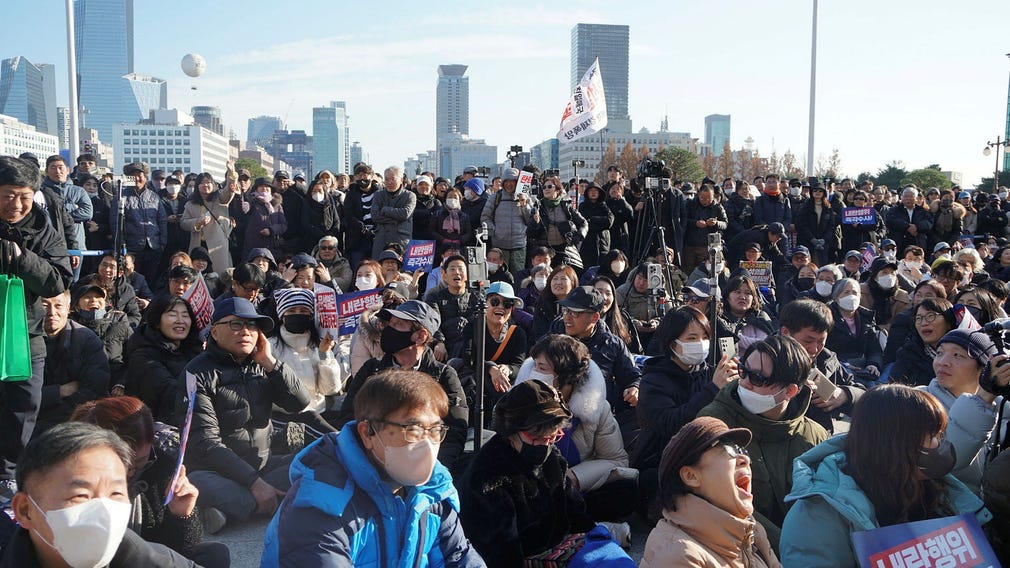 Demonstrationer förväntas fortsätta i Sydkorea tills det kommer några nyheter om president Yoons framtid.