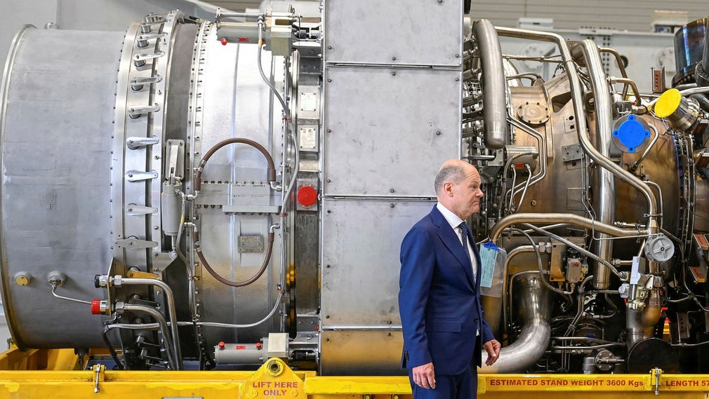 Tysklands förbundskansler Olaf Scholz framför en av Nord Streams turbiner.