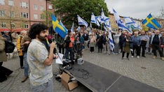 En mindre mängd personer har samlats för att välkomna det israeliska bidraget till Eurovision och Malmö.