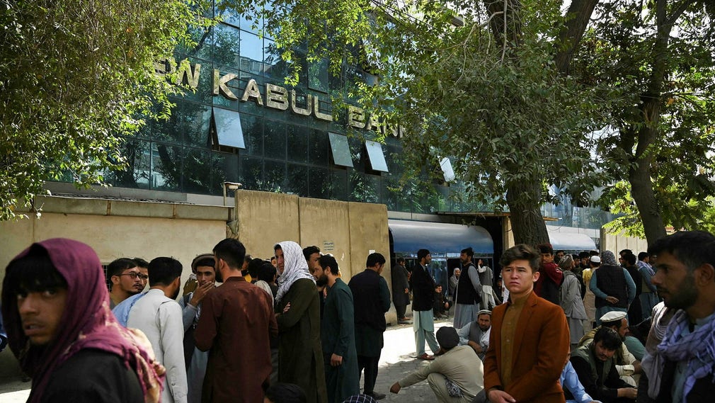 Sedan talibanerna tagit över makten i Kabul har flera banker, skolor och universitet stängt. Här väntar kunder utanför en bank i Kabul.