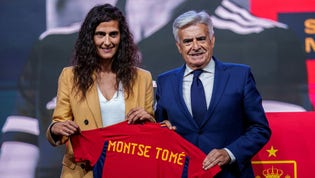 Pedro Rocha har valts till ordförande för Spaniens fotbollsförbund. Här ses han när Montse Tomé utnämndes till förbundskapten för landets damlandslag i höstas. Arkivbild.