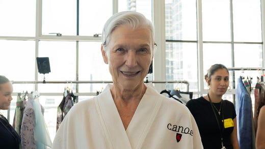 Maye Musk, mamma till Elon Musk, modellerar för det kinesiska klädföretaget Juzui under en modevisning i New York. Maye Musk besöker regelbundet Kina och har blivit populär på kinesiska sociala medier.