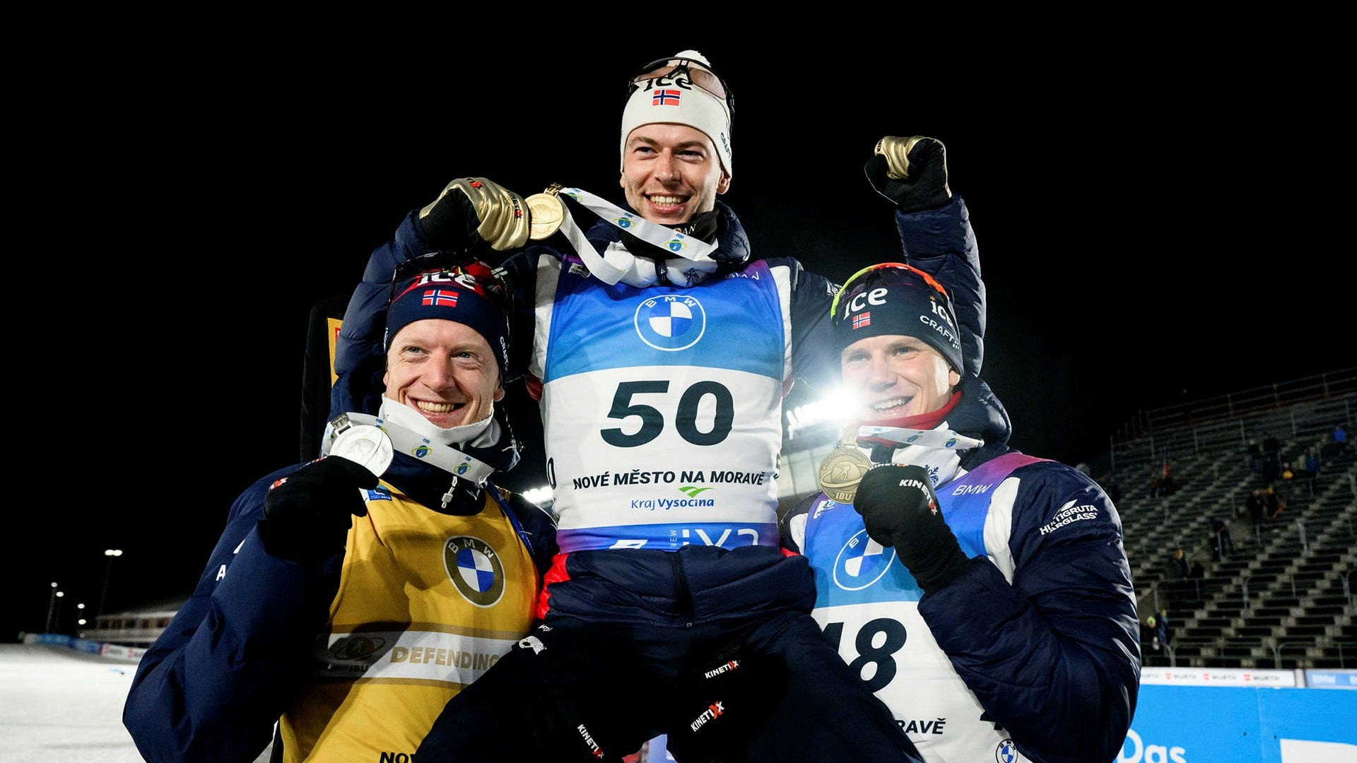 Norska sprintmedaljörerna Johannes Thingnes Bø (silver), Sturla Holm Lægreid (guld) och Vetle Sjåstad Christiansen (brons).