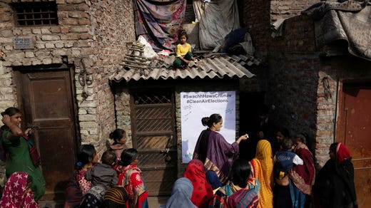 Bhavreen Kandhari, som startade organisationen Warrior Mothers, besöker en stadsdel i Delhi för att lära kvinnorna att ställa krav på ren luft, när de träffar lokala politiker.