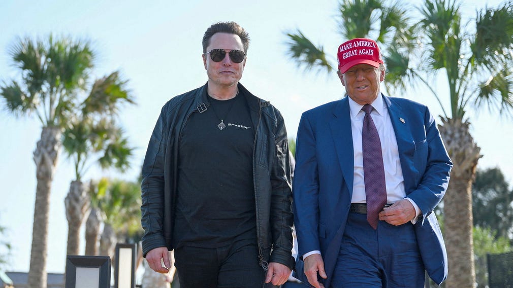 Elon Musk ses ofta vid Donald Trumps sida. Här är de två på väg för att se den senaste uppskjutningen av en SpaceX-farkost, som ägs av Musk.