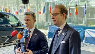 Sveriges försvarsminister Pål Jonson och utrikesminister Tobias Billström deltar på EU-mötet i Luxemburg, där vapenhjälp till Ukraina diskuteras.