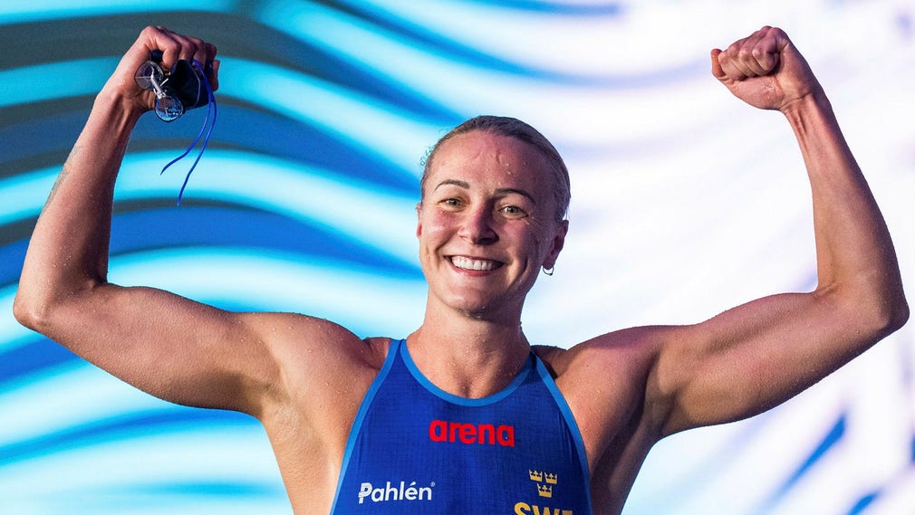 Sarah Sjöström firar guldet på 50 meter frisim.